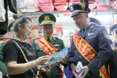 Border guards of Vietnam and China disseminate border-related legal regulations to traders at Tan Thanh market in Lang Son province of Vietnam. (Photo: VNA)