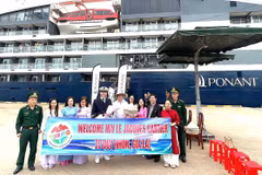 Cruise passengers land at Quy Nhon Port (Photo: VNA)