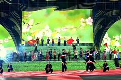 A performance at the Vietnam – China cultural exchange night held as part of the Lai Chau tourism and culture week 2024. (Photo: VNA)