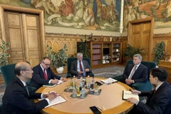 Vietnamese Ambassador to Hungary Bui Le Thai (first left) and President of the Hungarian National Assembly László Kövér (second right) at the meeting on February 27. (Photo: VNA)