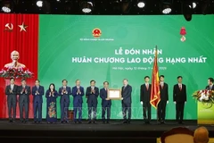 Party General Secretary To Lam (fifth, right) presents a First-class Labour Order to the Ministry of Agriculture and Environment for its GDP growth, as well as in recognition of its outstanding contributions to the nation’s socio-economic development. (Photo: VNA)