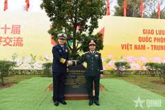 Vietnamese Minister of National Defence General Phan Van Giang (R) and Chinese Minister of National Defence Senior Lieutenant General Dong Jun attend the 10th Vietnam–China Border Defence Friendship Exchange in Quang Ninh province. (Photo: qdnd.vn)