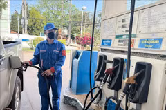 At a gas station in Vientiane, Laos (Photo: VNA)