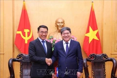Assoc. Prof. Dr. Nguyen Duy Bac (R), Standing Vice President of the Ho Chi Minh National Academy of Politics, and visiting Acting Chairman of the Commission for External Relations of the Lao People's Revolutionary Party (LPRP) Central Committee Bounleua Phandanouvong. (Photo: VNA)