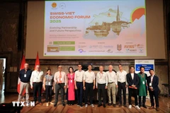 Secretary General of the Swiss-Viet Economic Forum (SVEF) Rachel Isenschmid (in pink) and members of the forum (Photo: VNA)