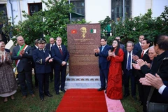 Prime Minister Pham Minh Chinh and his spouse attend the unveiling of a memorial stele honouring President Ho Chi Minh in Algiers on November 20, 2025 (Photo: VNA)