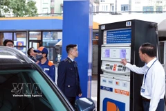 Team 2 of the Hanoi Market Surveillance Sub-department inspects operations of a Petrolimex petrol station on Tran Quang Khai street (Photo: VNA)