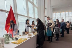 International visitors gather at a Vietnamese coffee stand during an event held at the United Nations headquarters. (Photo: VNA)