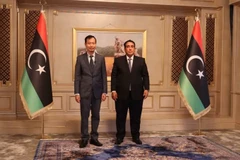 Vietnamese Ambassador to Egypt and Libya Nguyen Nam Duong (L) and President of the Presidential Council of Libya Muhammad Al-Menfi. (Photo: VNA)