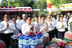 Delegates offer incense at the commemoration. (Photo: VNA)