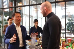 VBAB Chairman Nguyen Thanh Vinh (left) meets with a Belgium business representative. (Photo: VNA)
