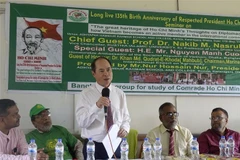 Vietnamese Ambassador to Bangladesh Nguyen Manh Cuong speaks at the seminar. (Photo: VNA)