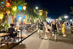 Tourists stroll through lantern-lit streets in Hoi An Ancient Town in central Vietnam, a UNESCO World Heritage site recognised in Tripadvisor’s latest regional rankings. (Photo: VNA)