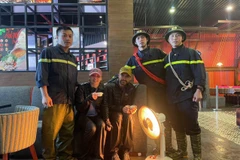 Members of the search team and the two German tourists who had gone missing in the forest. (Photo: baolaocai.vn)