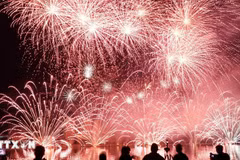 Fireworks illuminate the Han River during the 2025 Da Nang International Fireworks Festival. (Photo: VNA)
