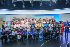 General Director of the Vietnam News Agency (VNA) Vu Viet Trang, family members of journalist Dao Tung, and delegates at the event. (Photo: VNA)