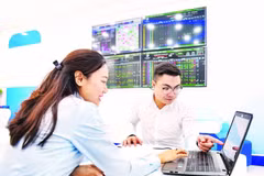 Investor follow stock market changes. (Photo: nhandan.vn)
