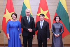 State President Luong Cuong and his spouse (R) host a State banquet in Hanoi on June 12 evening in honour of visiting Lithuanian President Gitanas Nauseda and his spouse (Photo: VNA)