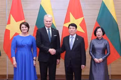 State President Luong Cuong and his spouse (R) host a State banquet in Hanoi on June 12 evening in honour of visiting Lithuanian President Gitanas Nauseda and his spouse (Photo: VNA)