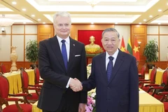 General Secretary of the Communist Party of Vietnam To Lam (right) and Lithuanian President Gitanas Nauseda. (Photo: VNA)