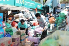 People prepare relief goods for flood-hit communities. (Photo: VNA)