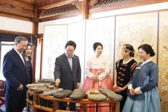 Party General Secretary To Lam and his spouse Ngo Phuong Ly introduce Vietnam’s lithophone art to President of the RoK Lee Jae Myung and First Lady Kim Hae Kyung (Photo: VNA)
