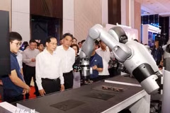 Deputy Prime Minister Bui Thanh Son inspects booths introducing high-tech products on the sidelines of the 2025 Autumn Economic Forum. (Photo: VNA)