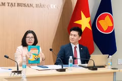 Consul General Doan Phuong Lan (L) introduces the book at the event. (Photo: VNA)