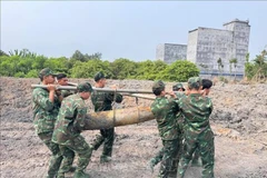 The bomb is moved for safe disposal. (Photo: VNA)