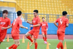 Nguyen Tien Linh (centre) and teammates at their training on March 24. Linh will take charge of Vietnam's front line against Laos in their 2027 Asian Cup qualification match on March 25. (Photo: VFF)