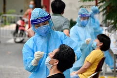 People undergo COVID-19 testing during the COVID-19 outbreak in 2021. (Photo: VNA)