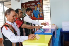 A large number of ethnic minority voters in Gao commune, Gia Lai province, head to polling stations early in the morning. (Photo: VNA)