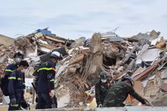 Vietnamese rescuers search for victims trapped beneath the rubble. (Photo published by VNA)