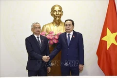 Chairman of the Vietnamese National Assembly (NA) Tran Thanh Man (R) shakes hands with Vice President of the Lao NA Sommad Pholsena (Photo: VNA)