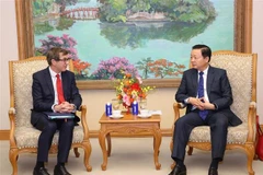 Deputy Prime Minister Tran Hong Ha (right) receives visiting French Inter-ministerial Delegate on Strategic Metals and Minerals Supply Benjamin Gallezot in Hanoi on January 21. (Photo: VNA)