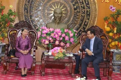 Secretary of the Long An Party Committee and Chairman of the provincial People's Council Nguyen Van Duoc (R) receives Men Sam An, Supreme Advisor to the King of Cambodia, Vice President of the Central Committee of the Cambodian People's Party (CPP), and President of the National Council of the Solidarity Front for Development of Cambodian Motherland (SFDCM). (Photo: VNA)