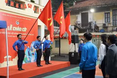 A flag salute ceremony at the headquarters of the Central Committee of the Ho Chi Minh Communist Youth Union (Photo: VNA)