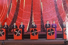 PM Pham Minh Chinh and delegates kick off the first Glorious Spring Fair 2026 (Photo: VNA)
