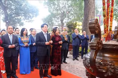 State President Luong Cuong, his spouse and delegates at the incense-offering ceremony. (Photo: VNA)