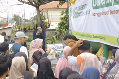 Baiturrahmah University (Unbrah) Padang, through its Faculty of Economics and Business, carries out an emergency disaster community service programme for businesses affected by floods in West Sumatra (Photo: ANTARA)