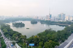 The green spaces of Thong Nhat Park help purify and regulate the climate in Hanoi (Photo: VNA)