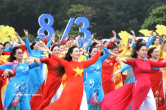 Vietnamese women shine in the traditional Ao dai (Photo: VNA)
