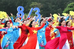 Vietnamese women shine in the traditional Ao dai (Photo: VNA)