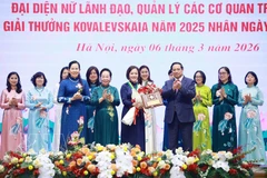 Prime Minister Pham Minh Chinh presents the 2025 Kovalevskaia Award to Prof. Dr. Tran Thi Viet Nga, Director of the Vietnam–Japan Institute of Advanced Technology and senior lecturer at Hanoi University of Civil Engineering (Photo: VNA)