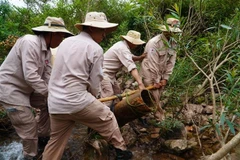 The MAG's mobile team safely moves the bomb to the area for detonation. (Photo: VNA)