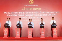 Delegates perform the groundbreaking and launch ceremonies for the projects and works. (Photo: VNA)