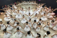 Amateur ballet dancers, mostly children, will perform Swan Lake in Hanoi on July 27. (Photo coutersy of Art 4 All)
