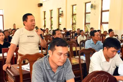 A fishing vessel owner from Tran De commune speaks at the conference. (Photo published by VNA)