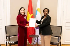Ambassador Nguyen Thi Van Anh, Head of Vietnam's Permanent Delegation to to UNESCO (left), presents her credentials to the Secretary-General of International Organisation of La Francophonie Louise Mushikiwabo (Photo: VNA)