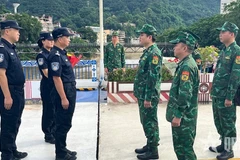 Before the patrol, the Lao Cai and Chinese commands met at the demarcation line at the Lao Cai international border gate to exchange information. (Photo: qdnd.vn)